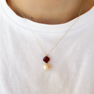 8ct Gold Garnet & Mother of Pearl Pendant | 18in 9ct Fine Cable Chain| 4.4g
