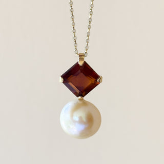 8ct Gold Garnet & Mother of Pearl Pendant | 18in 9ct Fine Cable Chain| 4.4g