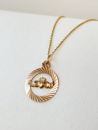 Ridged Circle Claddagh Pendant | 9ct Gold | 1.00g | 18/20Inch Chain, 0.80g