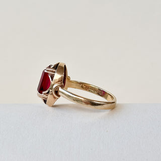 Synthetic Ruby Deco Shoulders | 9ct Gold | Size M | 3.62g