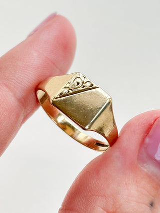 Square Signet Ring | 9ct Gold | Engraving | Size P | 1.76g