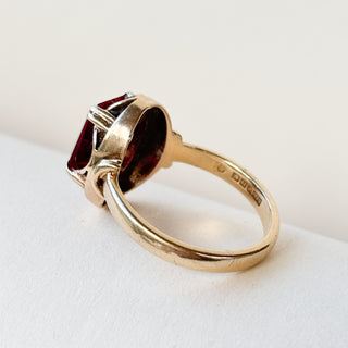 Synthetic Ruby Deco Shoulders | 9ct Gold | Size M | 3.62g