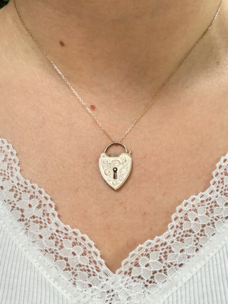 Heart Engraved Padlock Pendant | 9ct Gold | 2.90g | Diamond Anchor Chain 18–20-Inch
