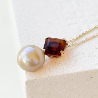 8ct Gold Garnet & Mother of Pearl Pendant | 18in 9ct Fine Cable Chain| 4.4g