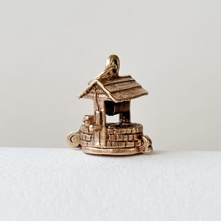 Cat at the End of the Well | 9ct Gold | With 18in Fine Cable Link Chain | 4.06g