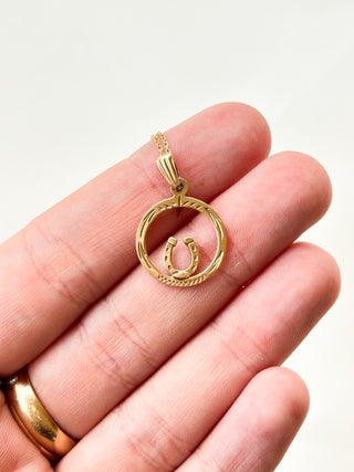 Horseshoe Circle Pendant | 9ct Gold | 16mm | 0.71g