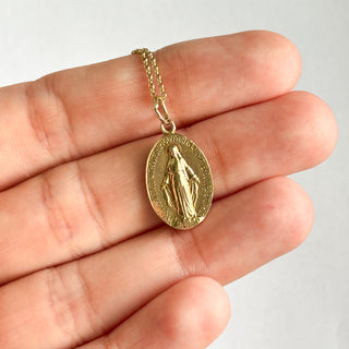 Miraculous Medal Pendant | 9ct Gold | 1.3cm x 2cm | 1.54g (2.67g with Chain)