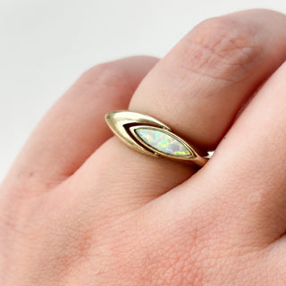 Synthetic Opal heavy modernist ring | 9ct Gold | Size L | 4.26g