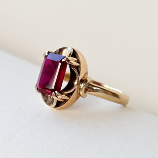 Synthetic Ruby Deco Shoulders | 9ct Gold | Size M | 3.62g