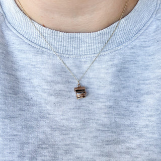 Cat at the End of the Well | 9ct Gold | With 18in Fine Cable Link Chain | 4.06g