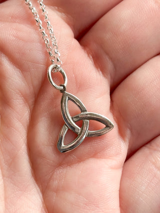 Trinity Knot Pendant | Silver | 18-Inch Fine Cable Link Chain | 0.68g