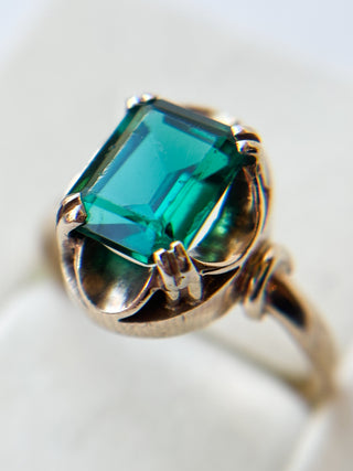 Green Glass Rectangular Ring with Decorative Shoulders | 9ct Gold | Size P | 3.45g