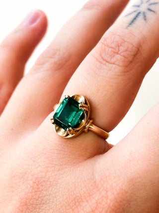 Green Glass Rectangular Ring with Decorative Shoulders | 9ct Gold | Size P | 3.45g