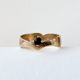 Chevron Band Red Stone | 9ct Gold | Size M | 2.27g