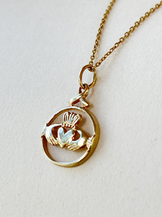 Circle Claddagh Pendant with Ribbon Bail | 9ct Gold | 0.87g | 18/20Inch Chain, 0.80g