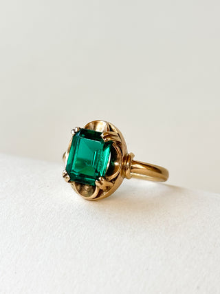 Green Glass Rectangular Ring with Decorative Shoulders | 9ct Gold | Size P | 3.45g