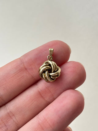 Private Sale - Knot Pendant | 9ct Gold | 1.63g | 18–20-Inch Diamond Anchor Chain
