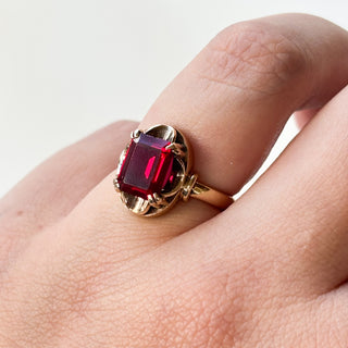 Synthetic Ruby Deco Shoulders | 9ct Gold | Size M | 3.62g