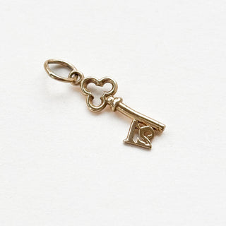 21st Key charm | 9ct | 0.52g | 18in fine cable link chain
