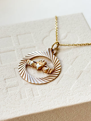 Ridged Circle Claddagh Pendant | 9ct Gold | 1.00g | 18/20Inch Chain, 0.80g