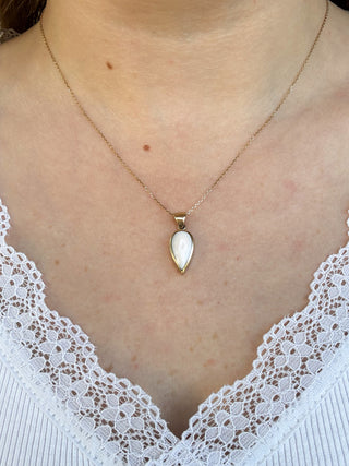 Pale pink mother of Pearl Bezel Set Teardrop Pendant | 9ct Gold | 24mm × 8mm | 2.92g