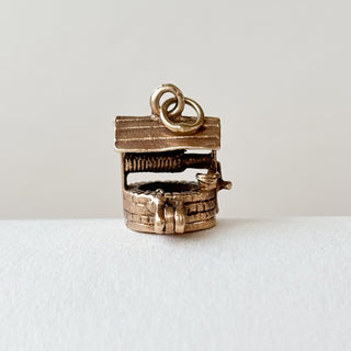 Cat at the End of the Well | 9ct Gold | With 18in Fine Cable Link Chain | 4.06g