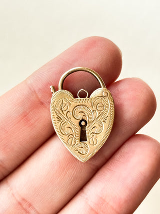 Heart Engraved Padlock Pendant | 9ct Gold | 2.90g | Diamond Anchor Chain 18–20-Inch
