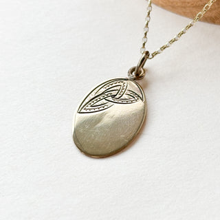 No 3. Oval Trinity Knot Engraved Pendant | 9ct  | 1.15g | 18" Fine Cable Link Chain