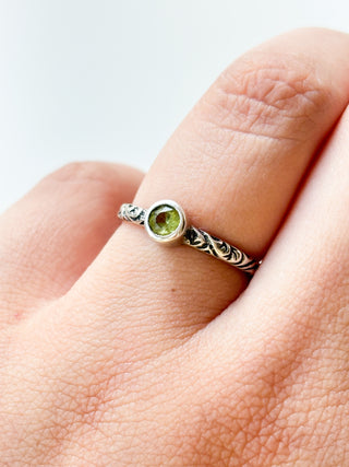 Peridot Solitaire Engraved Band Ring | 925 Silver | Size M½ | 1.79g