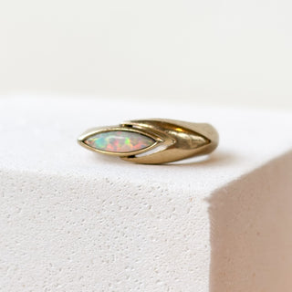 Synthetic Opal heavy modernist ring | 9ct Gold | Size L | 4.26g