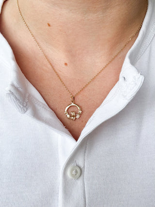 Claddagh Pendant | 9ct Gold | 18-Inch Fine Cable Link Chain | 0.81g