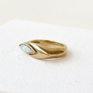 Synthetic Opal heavy modernist ring | 9ct Gold | Size L | 4.26g