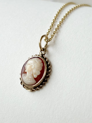 Cameo Pendant | 9ct Gold | 18-Inch Fine Cable Link Chain | 1.00g