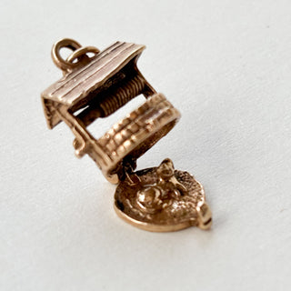 Cat at the End of the Well | 9ct Gold | With 18in Fine Cable Link Chain | 4.06g