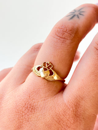 Modern Claddagh Ring | 9ct Gold | Size O | 1.93g