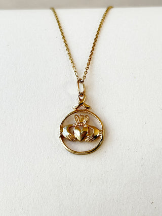 Circle Claddagh Pendant with Ribbon Bail | 9ct Gold | 0.87g | 18/20Inch Chain, 0.80g