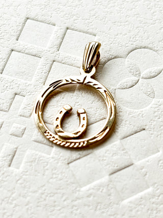 Horseshoe Circle Pendant | 9ct Gold | 16mm | 0.71g