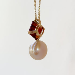 8ct Gold Garnet & Mother of Pearl Pendant | 18in 9ct Fine Cable Chain| 4.4g