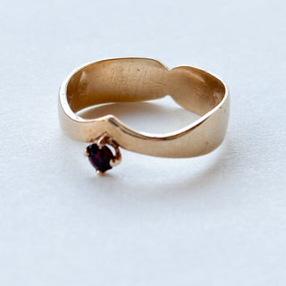 Chevron Band Red Stone | 9ct Gold | Size M | 2.27g