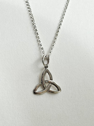 Trinity Knot Pendant | Silver | 18-Inch Fine Cable Link Chain | 0.68g