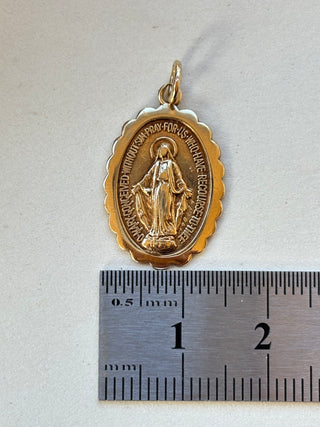 Medium miircolous medal with frill frame | 375	|2.25g (pendant only)
