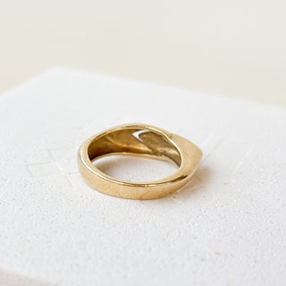 Synthetic Opal heavy modernist ring | 9ct Gold | Size L | 4.26g