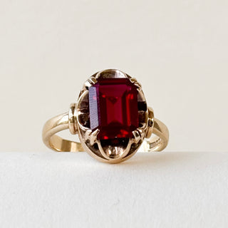 Synthetic Ruby Deco Shoulders | 9ct Gold | Size M | 3.62g