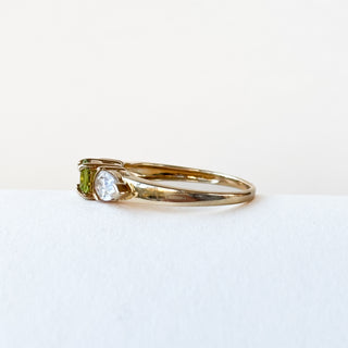 Trilogy ring Peridot & CZ | 9ct Gold | Size N | 2.34g