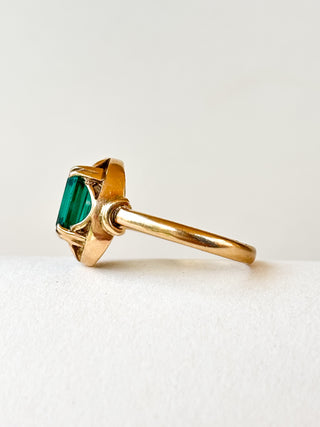 Green Glass Rectangular Ring with Decorative Shoulders | 9ct Gold | Size P | 3.45g