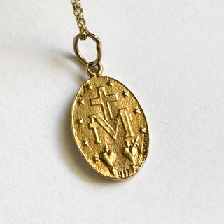 Miraculous Medal Pendant | 9ct Gold | 1.3cm x 2cm | 1.54g (2.67g with Chain)