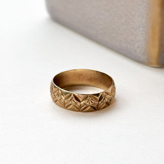 Engraved Cigarette Band Ring | 9ct Gold | 2.3g | Size O