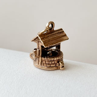 Cat at the End of the Well | 9ct Gold | With 18in Fine Cable Link Chain | 4.06g