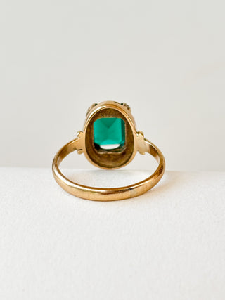 Green Glass Rectangular Ring with Decorative Shoulders | 9ct Gold | Size P | 3.45g
