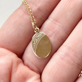 No. 8 Oval Engraved Pendant | 9ct Gold | 0.73g | 18" Fine Cable Link Chain